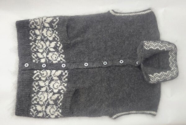 Жилет на пуговицах из козьего пуха